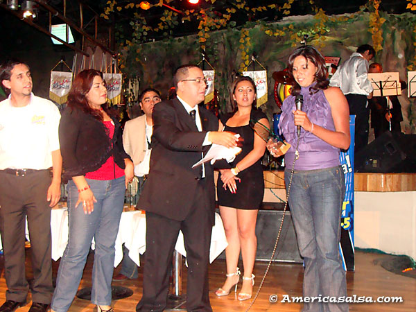 GABY-RECOGIENDO-PREMIO-DE-V