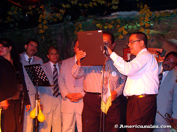 Leyendo-reconocimiento-a-Co